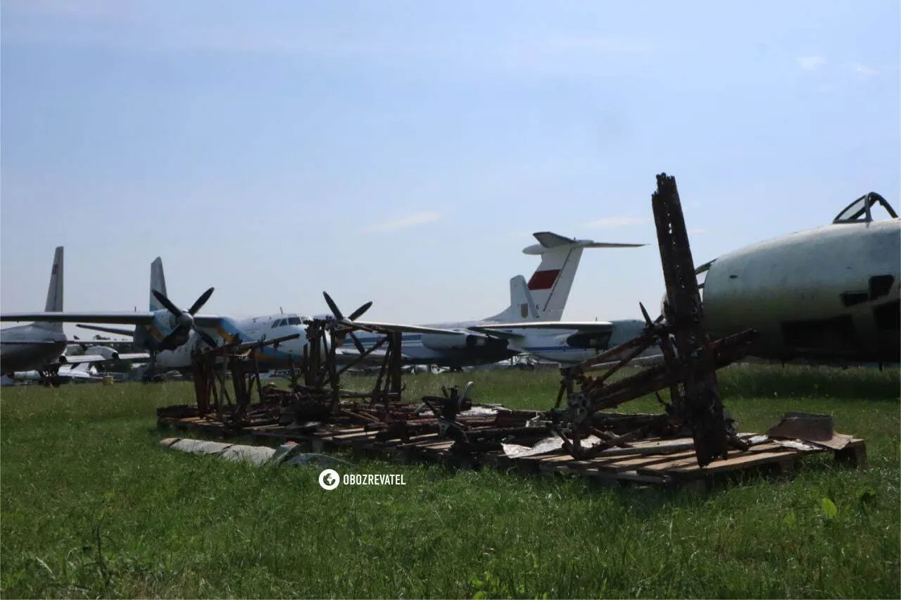 В Киеве показали найденные обломки британских истребителей  dqxikeidqxidqqant