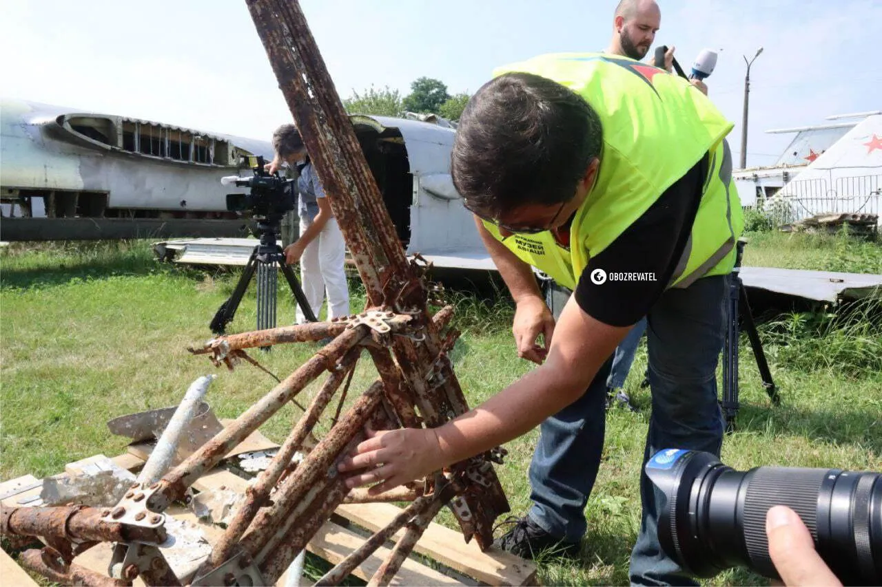В Киеве показали найденные обломки британских истребителей