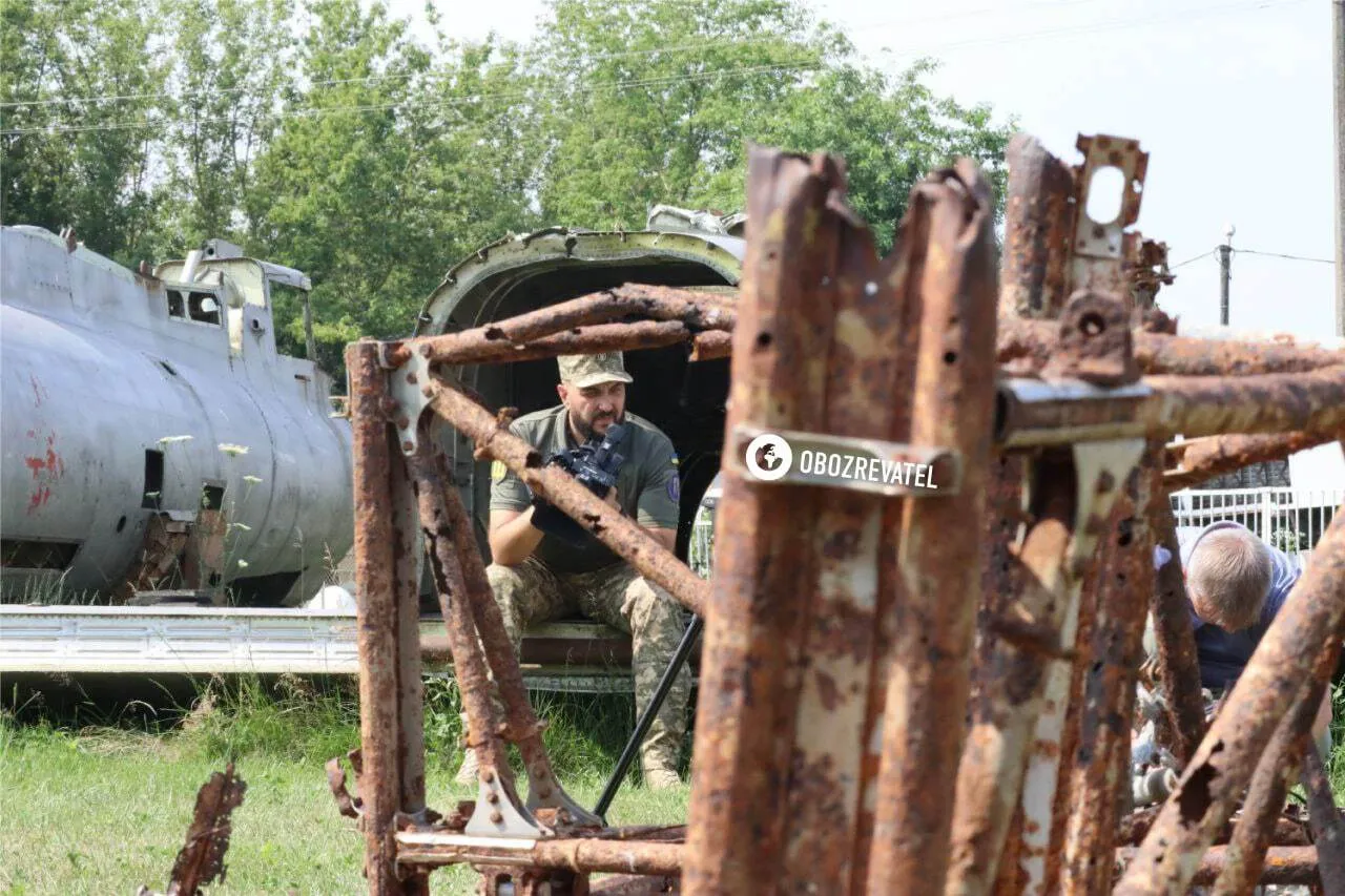 В Киеве показали найденные обломки британских истребителей
