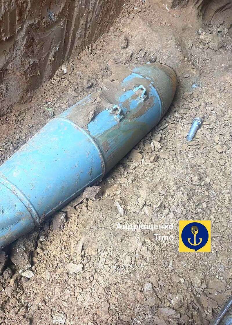 Наслідки російських бомбардувань: посеред житлового кварталу в Маріуполі знайшли нерозірвану авіабомбу ФАБ-500. Фото dqxikeidqxirqant