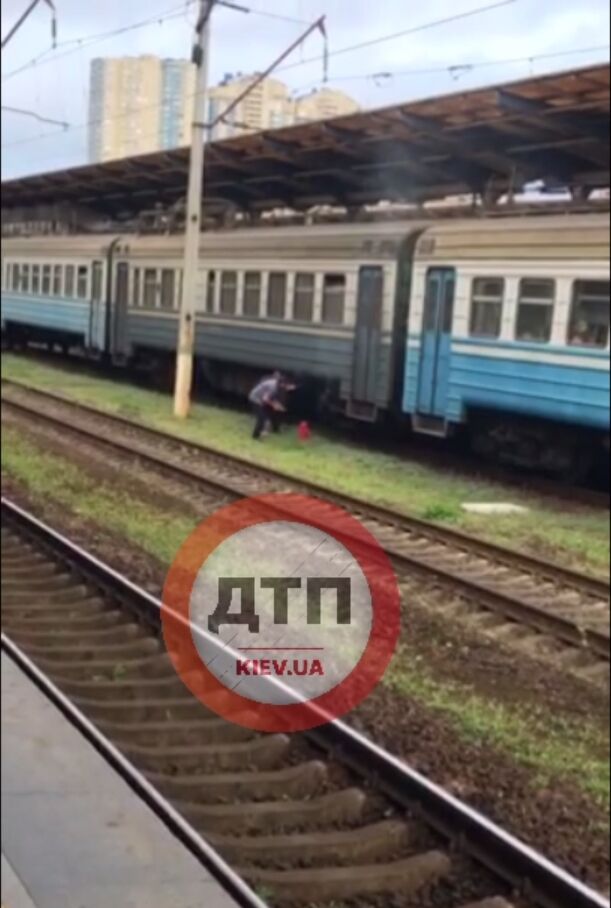 В Киеве на Дарницком вокзале произошло возгорание вагона электрички. Видео dqxikeidqxidqeant
