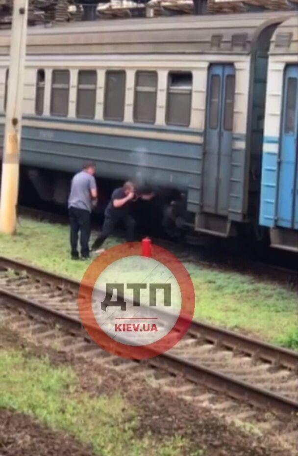 У Києві на Дарницькому вокзалі сталось загоряння вагона електрички. Відео