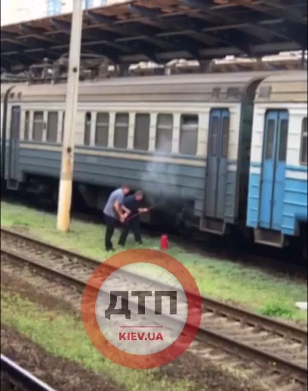 У Києві на Дарницькому вокзалі сталось загоряння вагона електрички. Відео