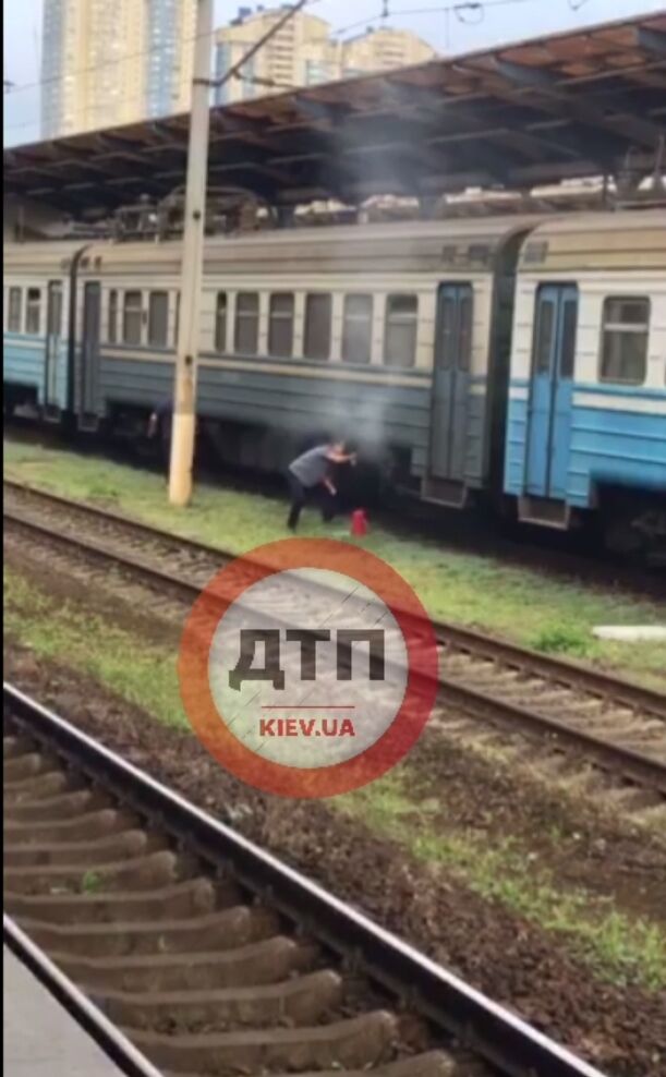 У Києві на Дарницькому вокзалі сталось загоряння вагона електрички. Відео