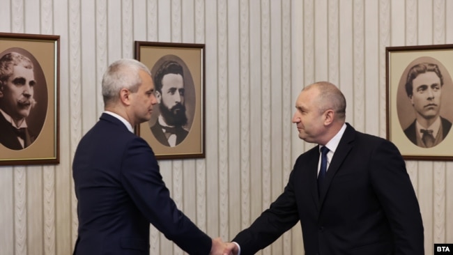 Президент Болгарії Румен Радєв (праворуч) приймає лідера проросійської націоналістичної партії