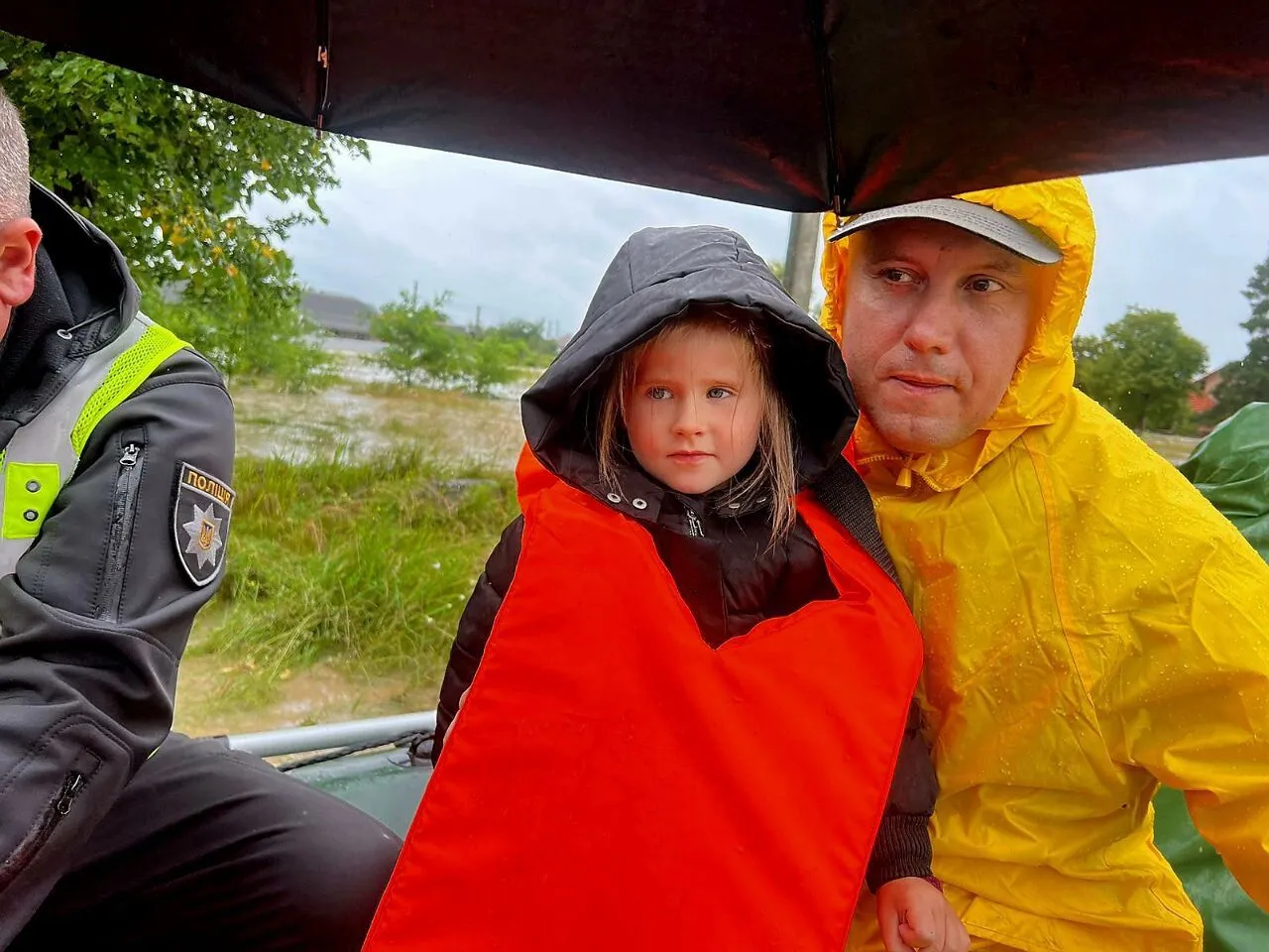 Внаслідок злив на Прикарпатті підтоплено близько 600 домогосподарств, людей евакуюють. Фото і відео