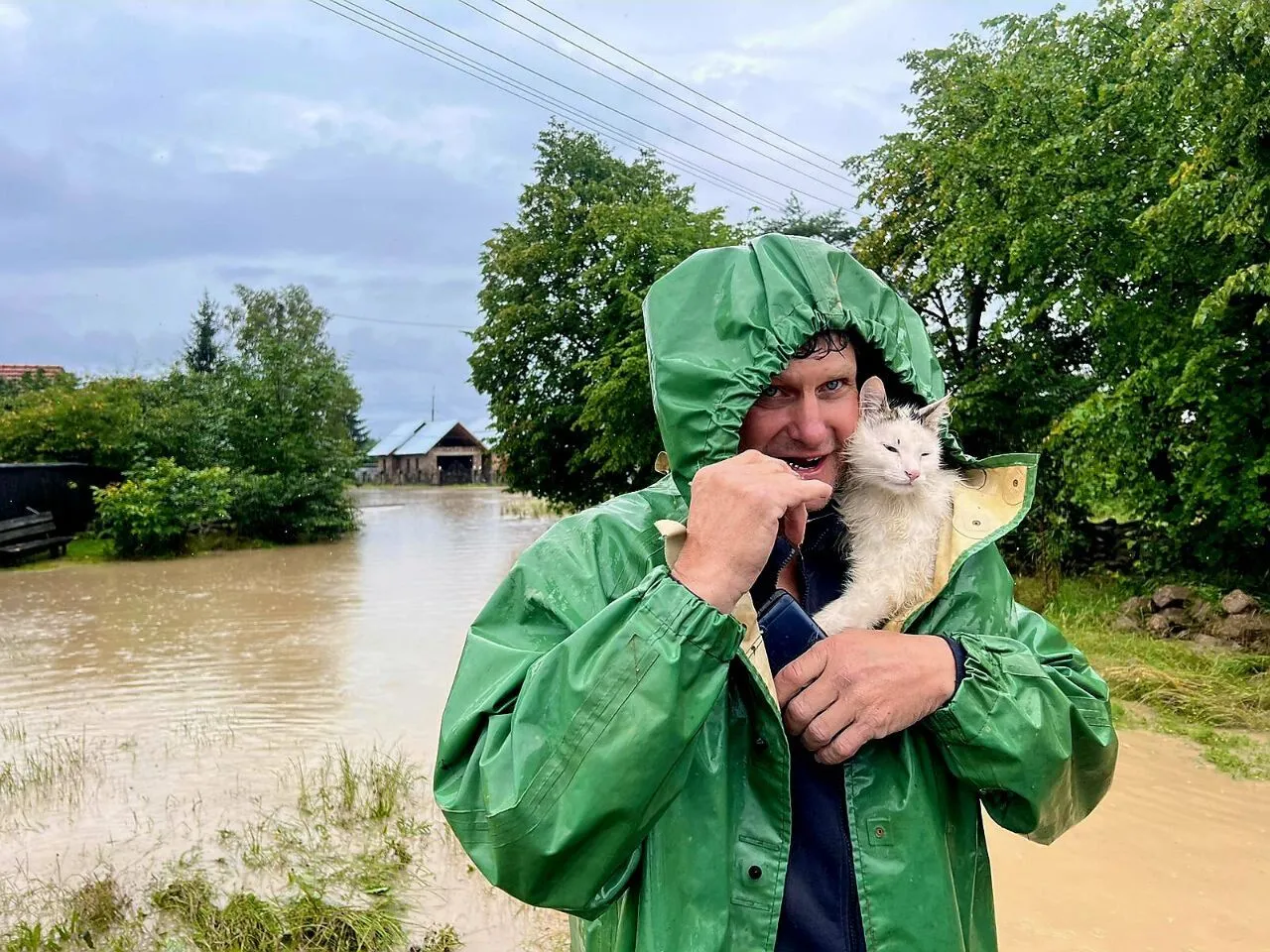 Внаслідок злив на Прикарпатті підтоплено близько 600 домогосподарств, людей евакуюють. Фото і відео