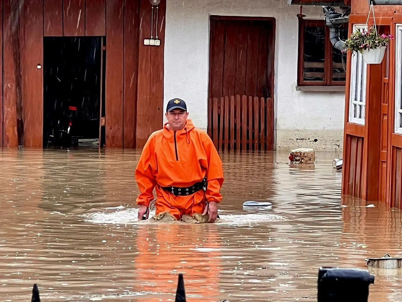 Внаслідок злив на Прикарпатті підтоплено близько 600 домогосподарств, людей евакуюють. Фото і відео