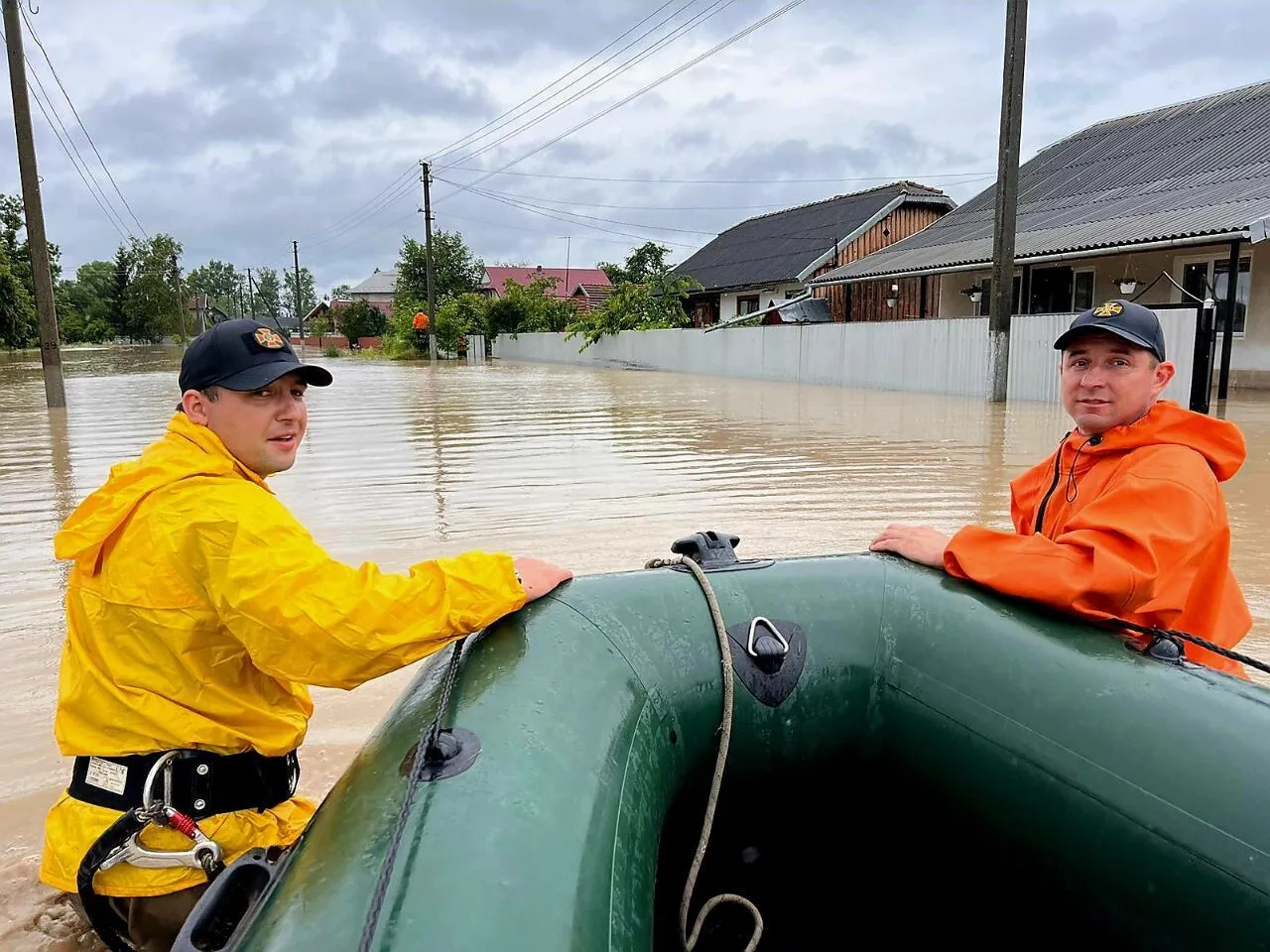 Внаслідок злив на Прикарпатті підтоплено близько 600 домогосподарств, людей евакуюють. Фото і відео dqxikeidqxidqrant