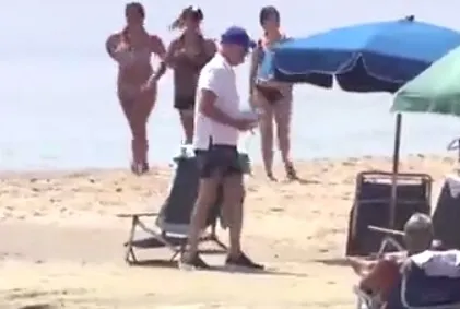 Байден перед поездкой на саммит НАТО отдохнул на пляже. Видео