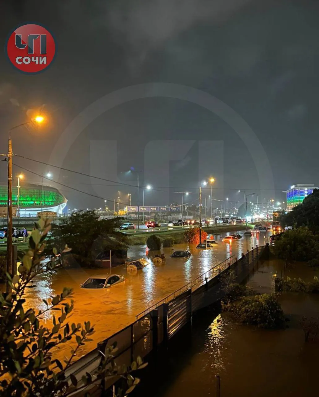 У Сочі в РФ ввімкнули сирени: місто пішло під воду. Відео dqxikeidqxidqeant