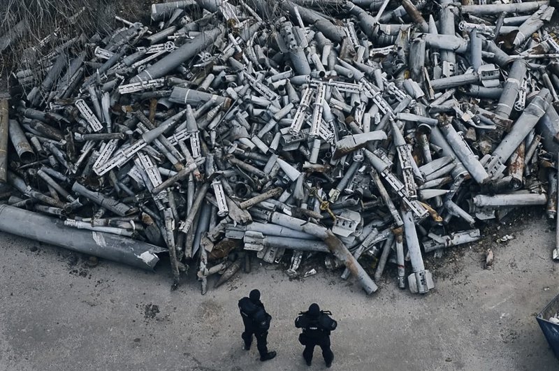 Залишки ракет, якими російські окупанти розстрілювали мирні квартали Харкова.