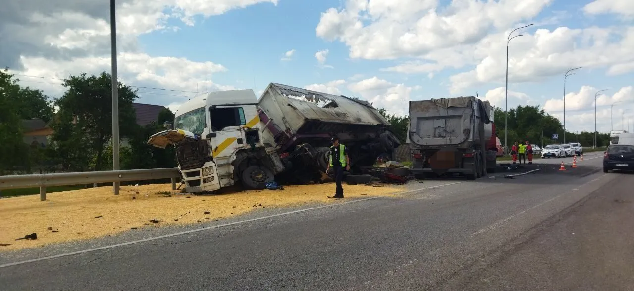 На трассе Киев – Чоп произошло смертельное ДТП: столкнулись два грузовика. Фото