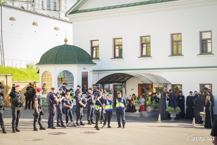 Комісія Мінкульту намагається опечатати ще два корпуси у Києво-Печерській лаврі 01 dqxikeidqxidqrant