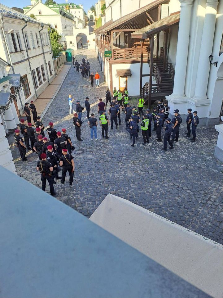 Комісія Мінкульту намагається опечатати ще два корпуси у Києво-Печерській лаврі 02