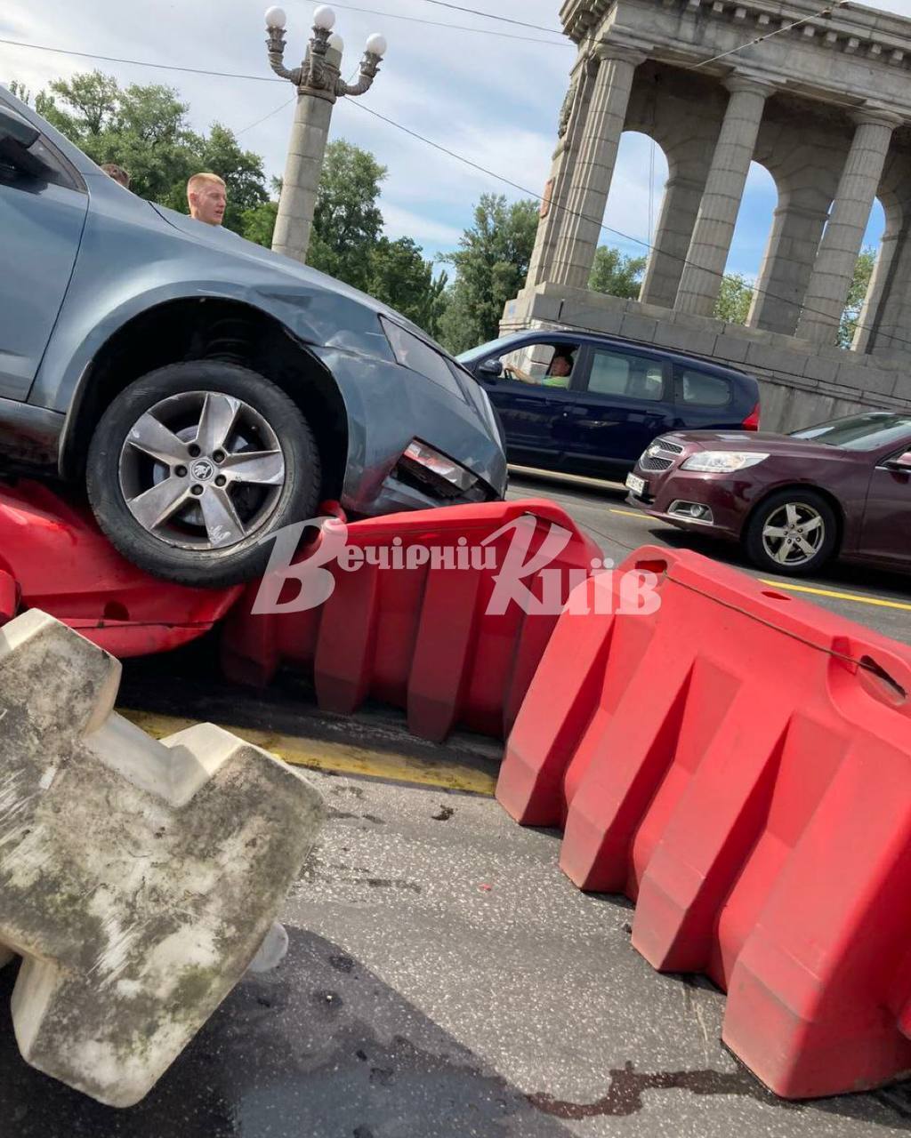 ДТП у Києві: при в’їзді на міст Патона авто залетіло на відбійники. Фото і відео