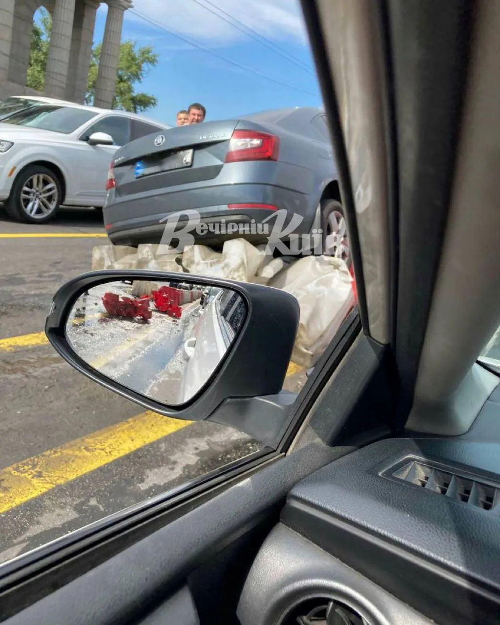 ДТП у Києві: при в’їзді на міст Патона авто залетіло на відбійники. Фото і відео