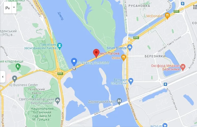 ДТП у Києві: при в’їзді на міст Патона авто залетіло на відбійники. Фото і відео