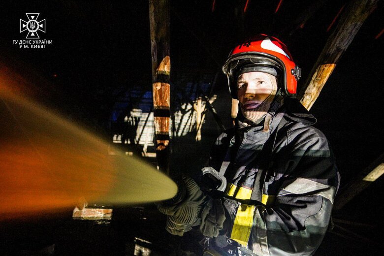 Наслідки нічної ворожої атаки шахедами на Київ 02