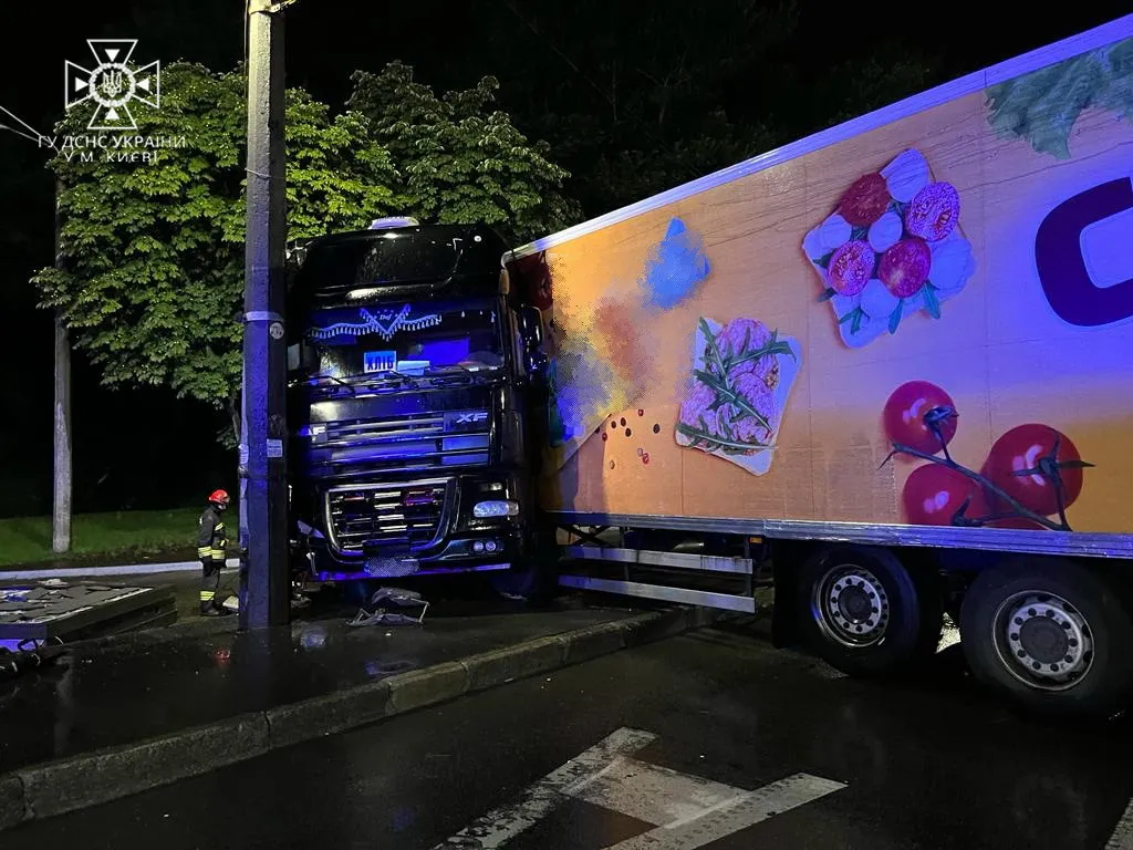 В Киеве грузовик с хлебом протаранил столб: чтобы достать водителя из кабины, вызвали спасателей. Фото