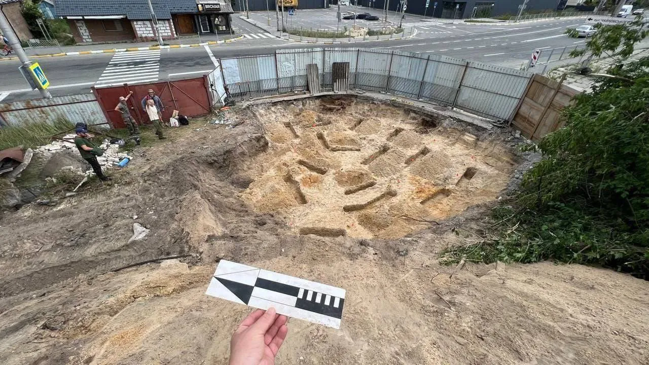 Під Києвом після демонтажу пам’ятника радянському солдату виявили братське поховання. Фото dqxikeidqxidqeant