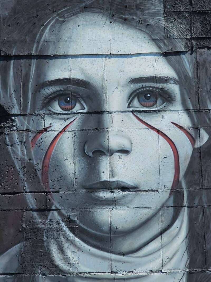 Багаторівневий кринж: італійський художник у зруйнованому росіянами Маріуполі намалював антиНАТОвський мурал, використавши крадену картину. Фото