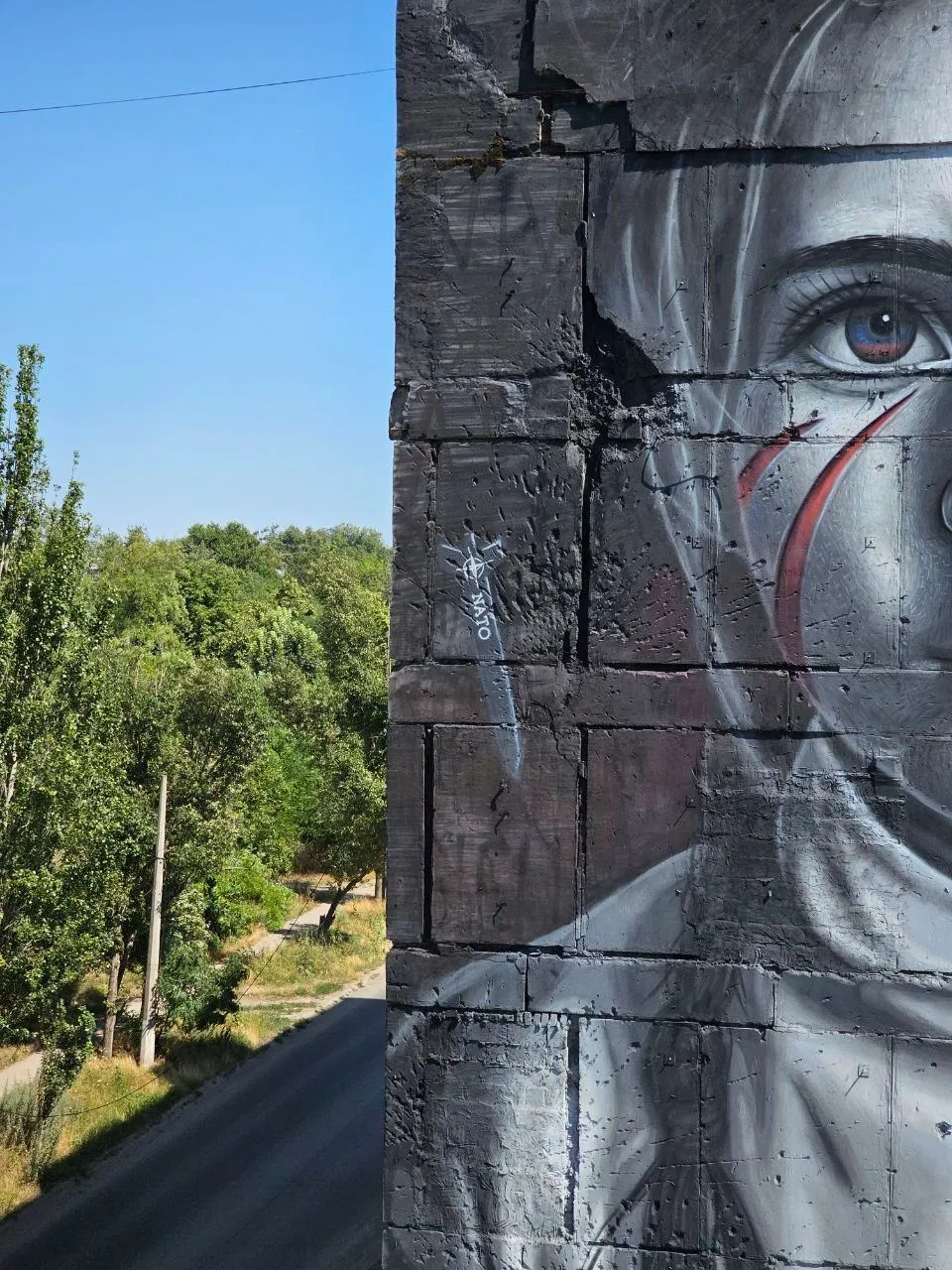 Багаторівневий кринж: італійський художник у зруйнованому росіянами Маріуполі намалював антиНАТОвський мурал, використавши крадену картину. Фото