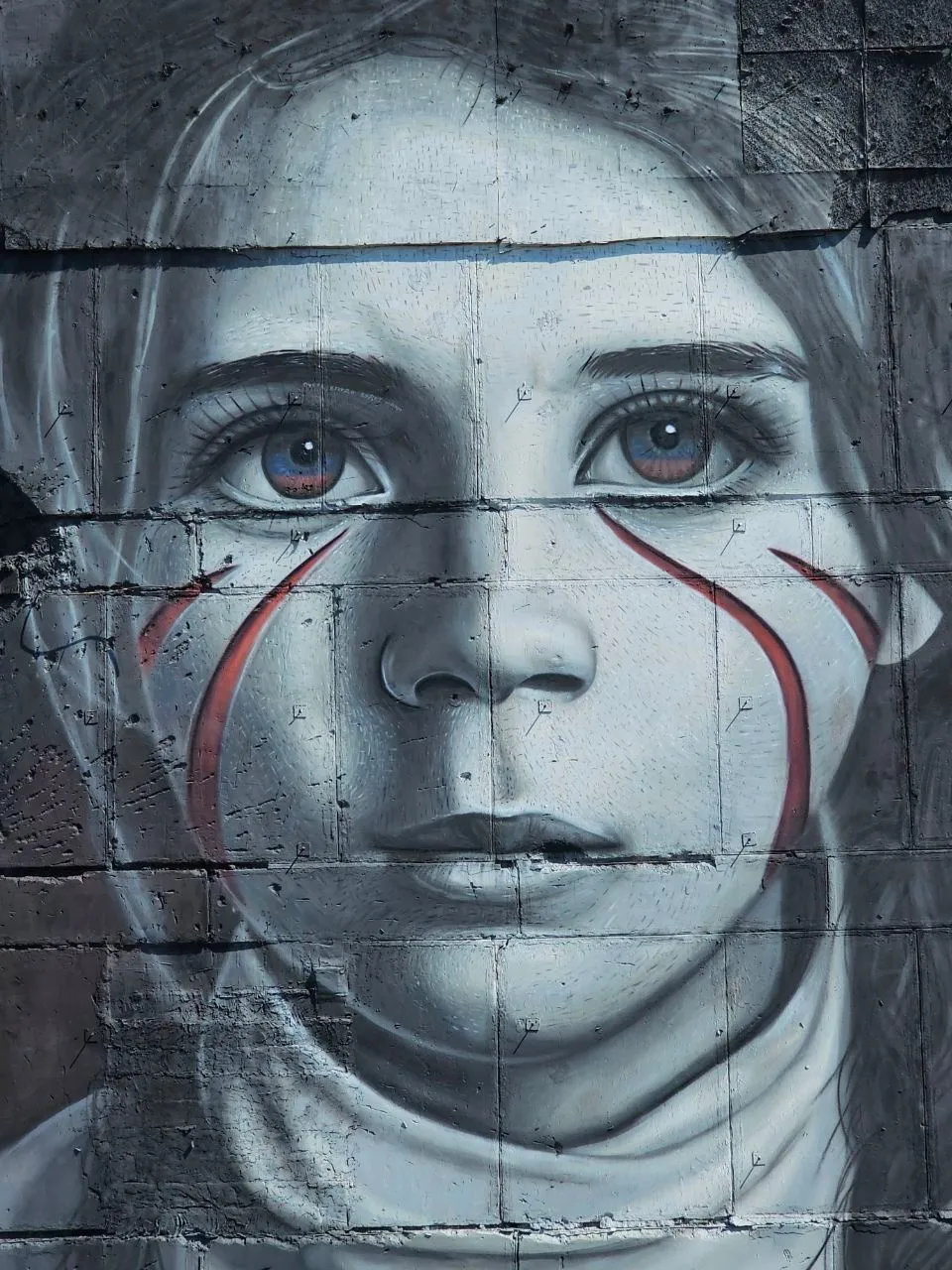 Многоуровневый кринж: итальянский художник в разрушенном россиянами Мариуполе нарисовал антиНАТОвский мурал, использовав краденую картину. Фото