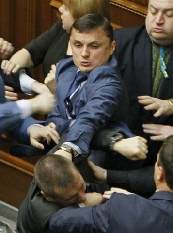 Михаил Головко в центре драки в Верховной Раде (фото Ternopolis) dqxikeidqxidqrant