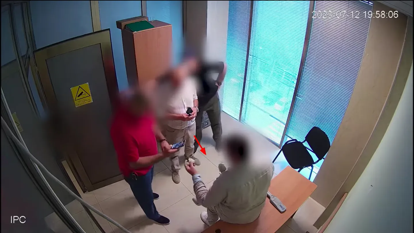 У Грузії 14 липня заявили, що польський лікар намагався сховати аналіз ув’язненого політика у взутті. dqxikeidqxidqrant