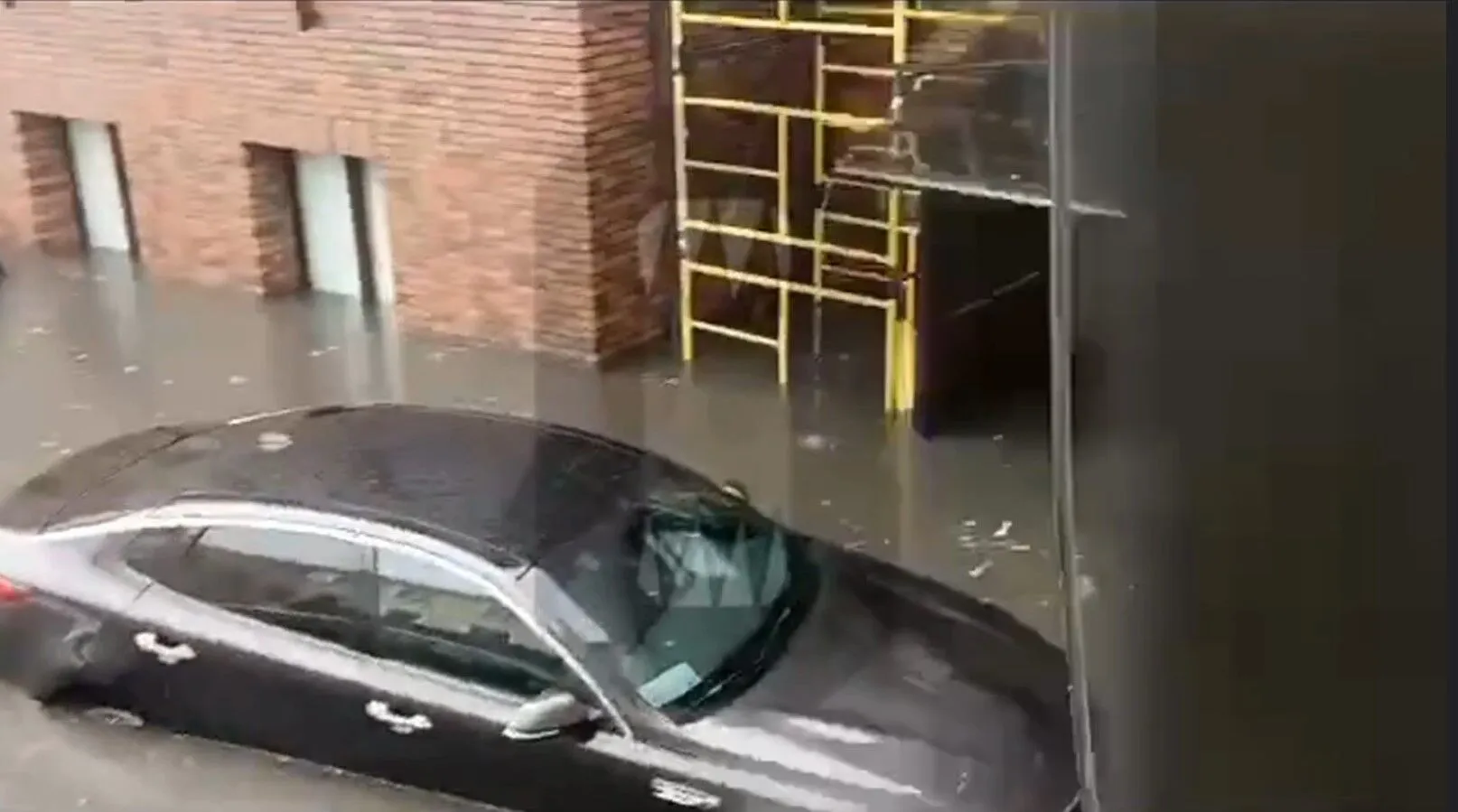 Москву затопила потужна злива, вулиці перетворилися на річки. Фото та відео потужної негоди