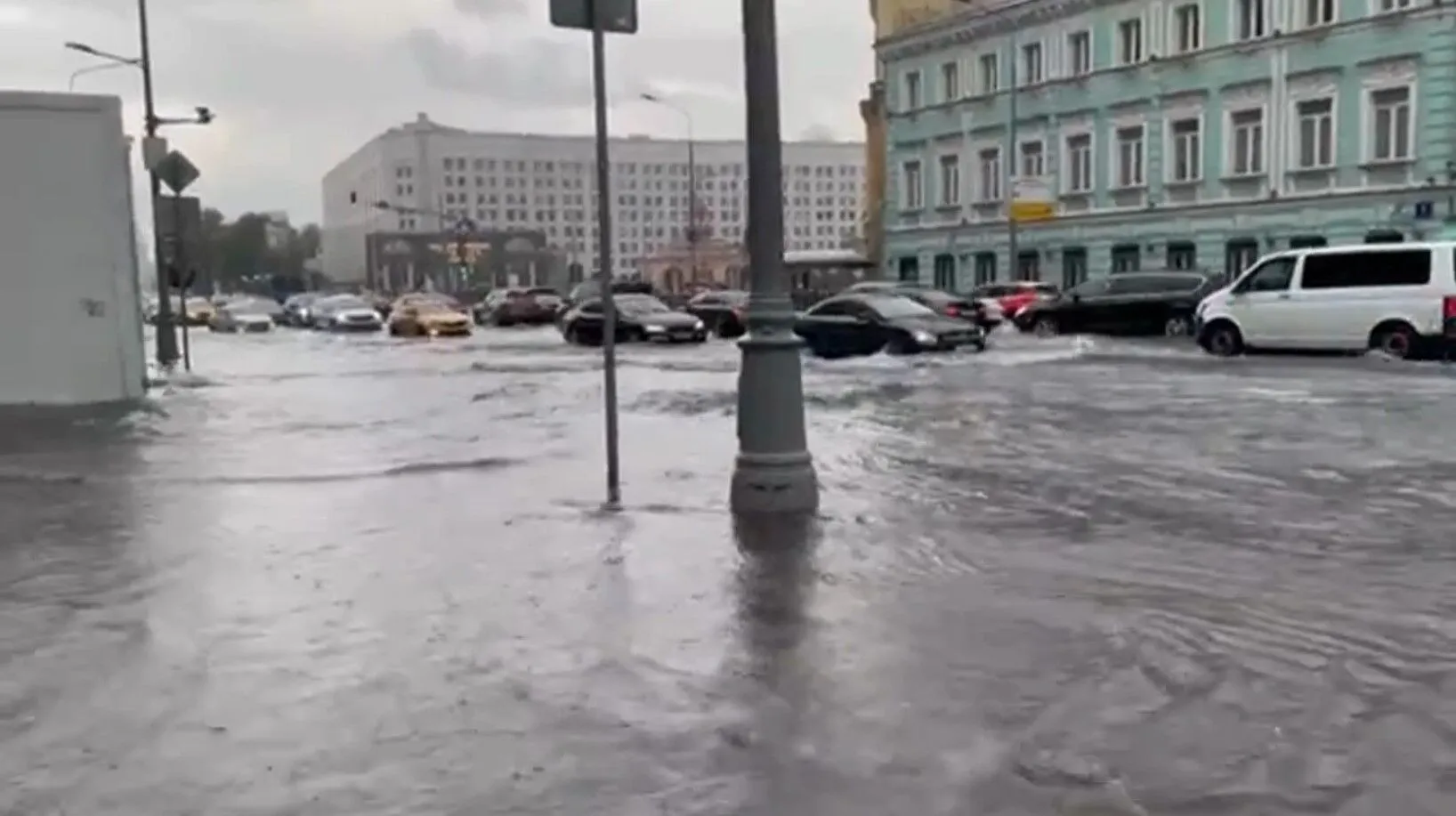 Москву затопила потужна злива, вулиці перетворилися на річки. Фото та відео потужної негоди