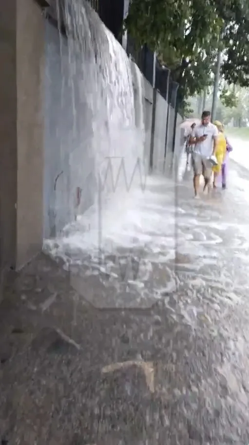Москву затопил мощный ливень, улицы превратились в реки. Фото и видео мощной непогоды