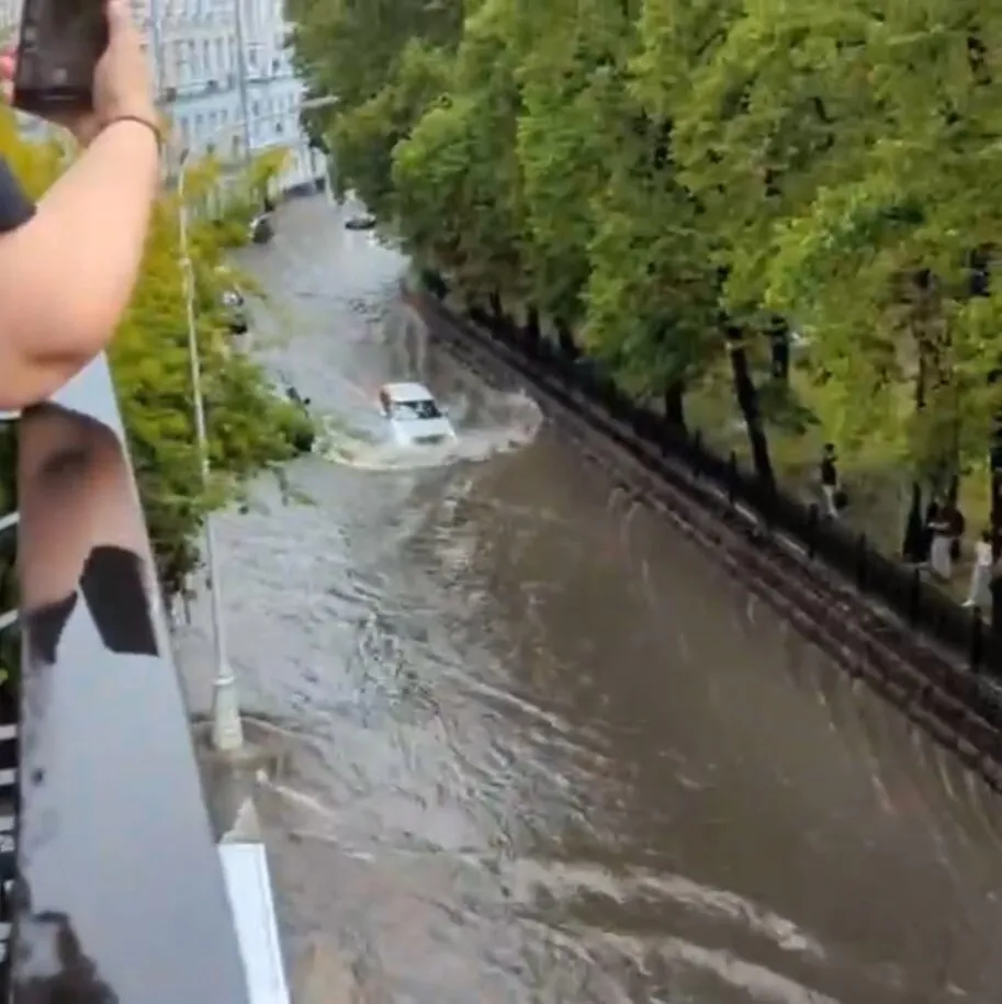 Москву затопил мощный ливень, улицы превратились в реки. Фото и видео мощной непогоды