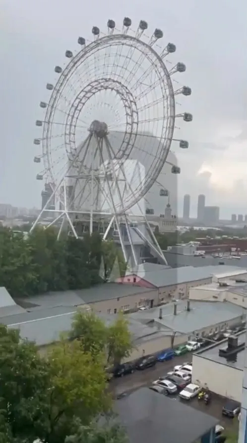 Москву затопила потужна злива, вулиці перетворилися на річки. Фото та відео потужної негоди