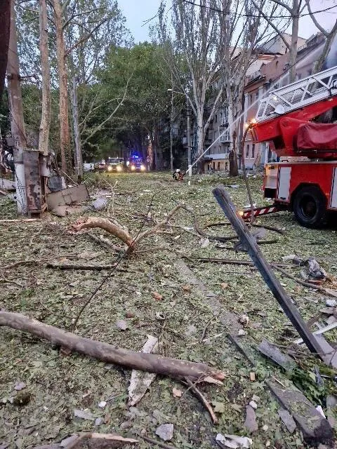 Війська РФ вночі вдарили по центру Миколаєва: в житловому будинку виникла пожежа, постраждало 18 осіб. Фото