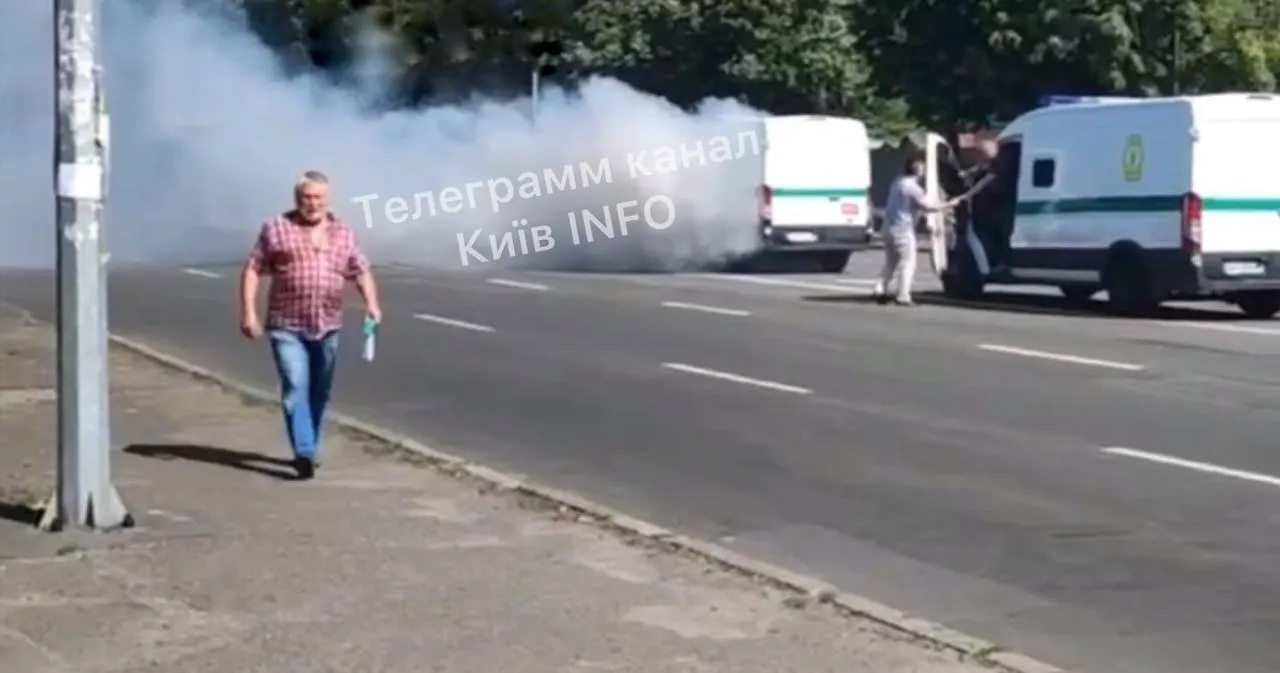 В Киеве на Оболони во время движения загорелся автомобиль инкассаторов. Фото и видео dqxikeidqxidqeant