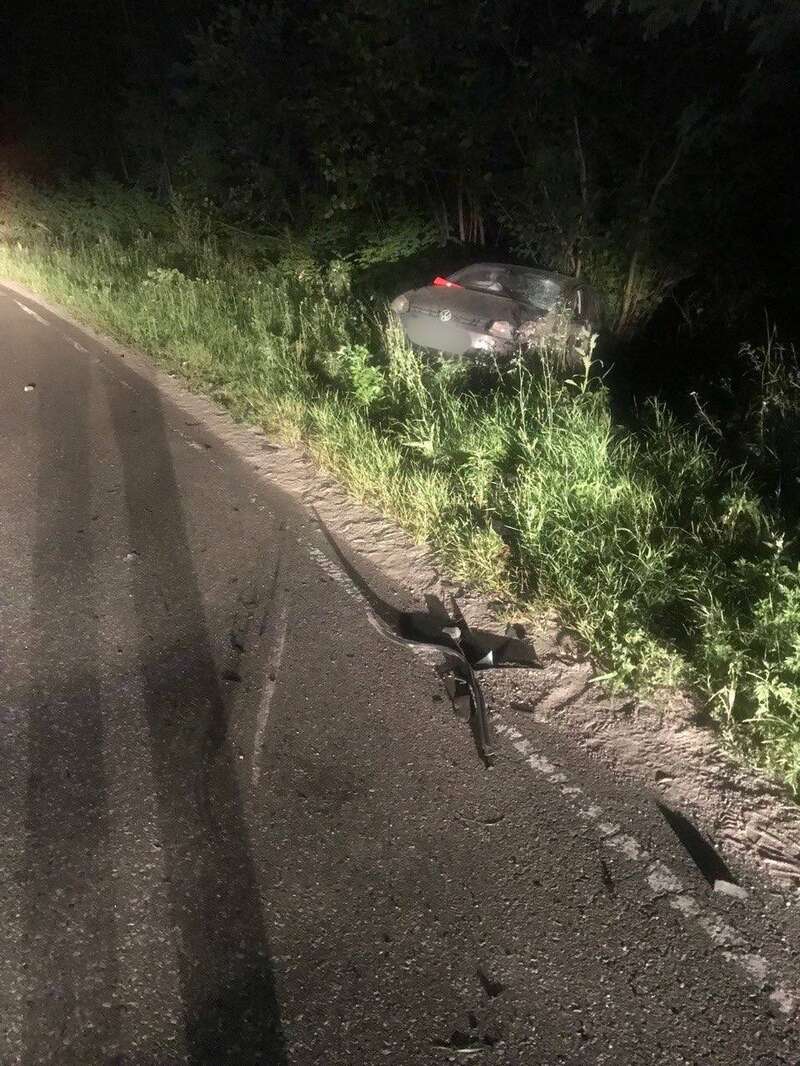 На Київщині сталося лобове зіткнення легковиків: обидва авто з’їхали в кювет, є постраждала. Фото