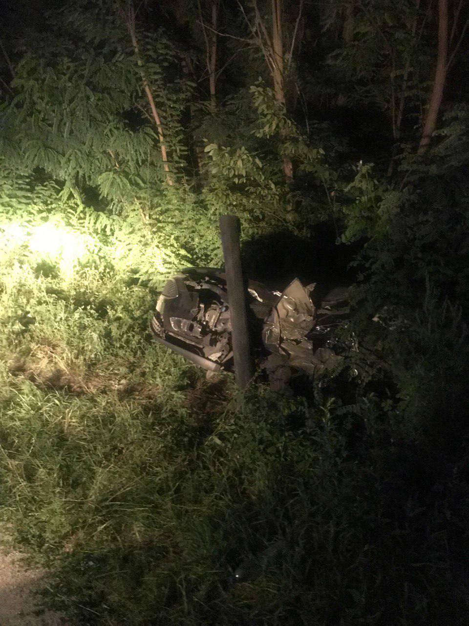 На Київщині сталося лобове зіткнення легковиків: обидва авто з’їхали в кювет, є постраждала. Фото