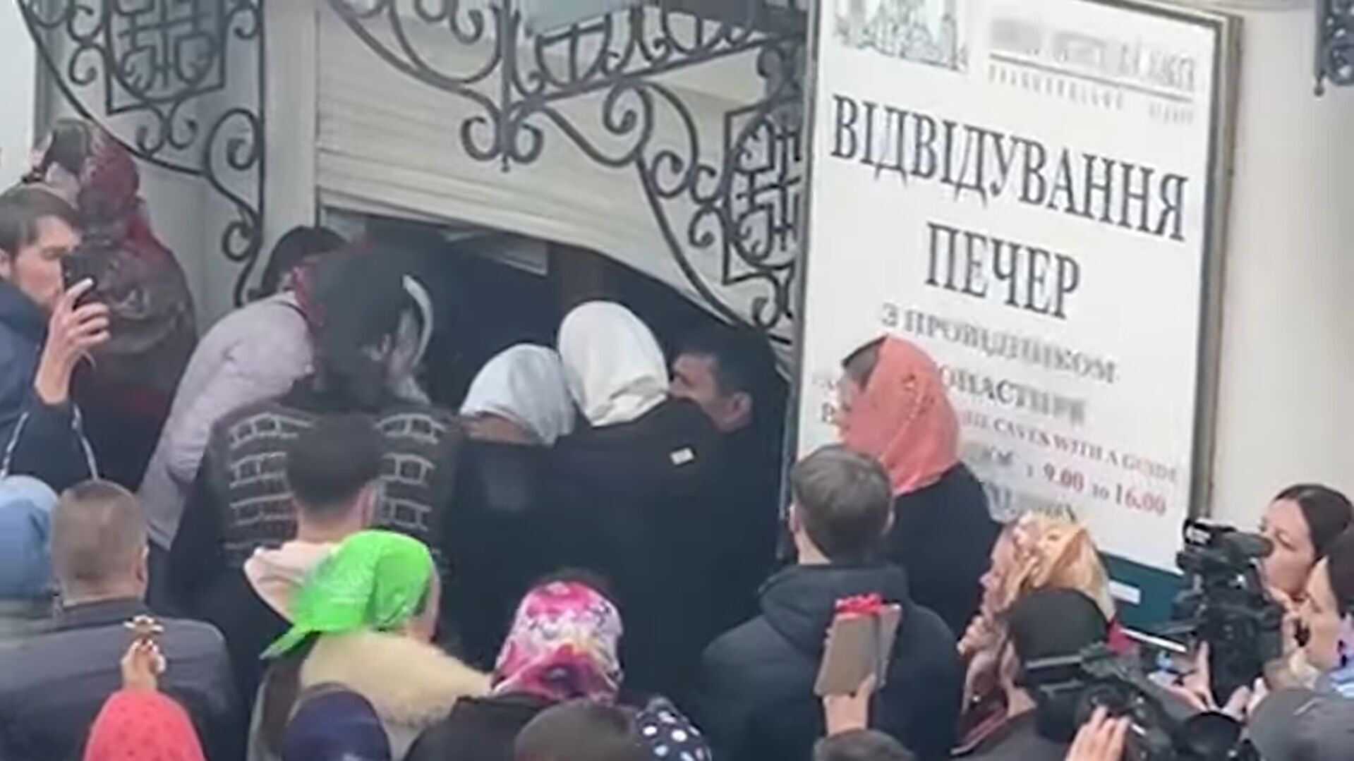 Проникли в опечатане Мінкультом приміщення Києво-Печерської лаври: судитимуть чотирьох підозрюваних. Фото та відео