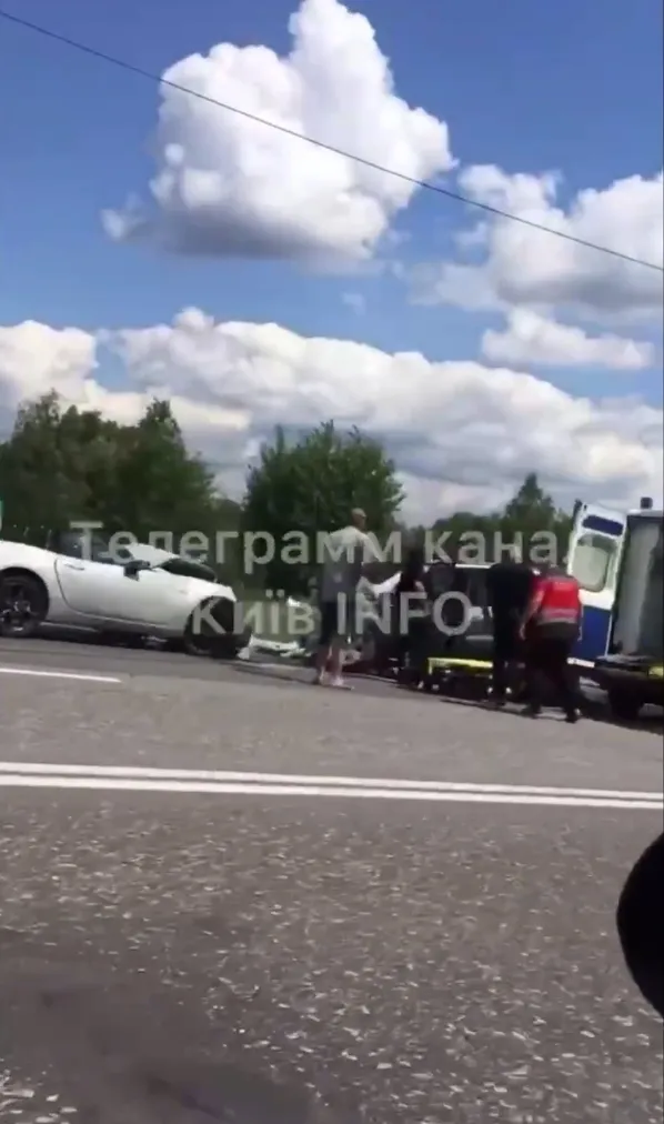 У Києві Mazda на швидкості виїхала на зустрічну смугу та протаранила Toyota: є потерпілі. Відео