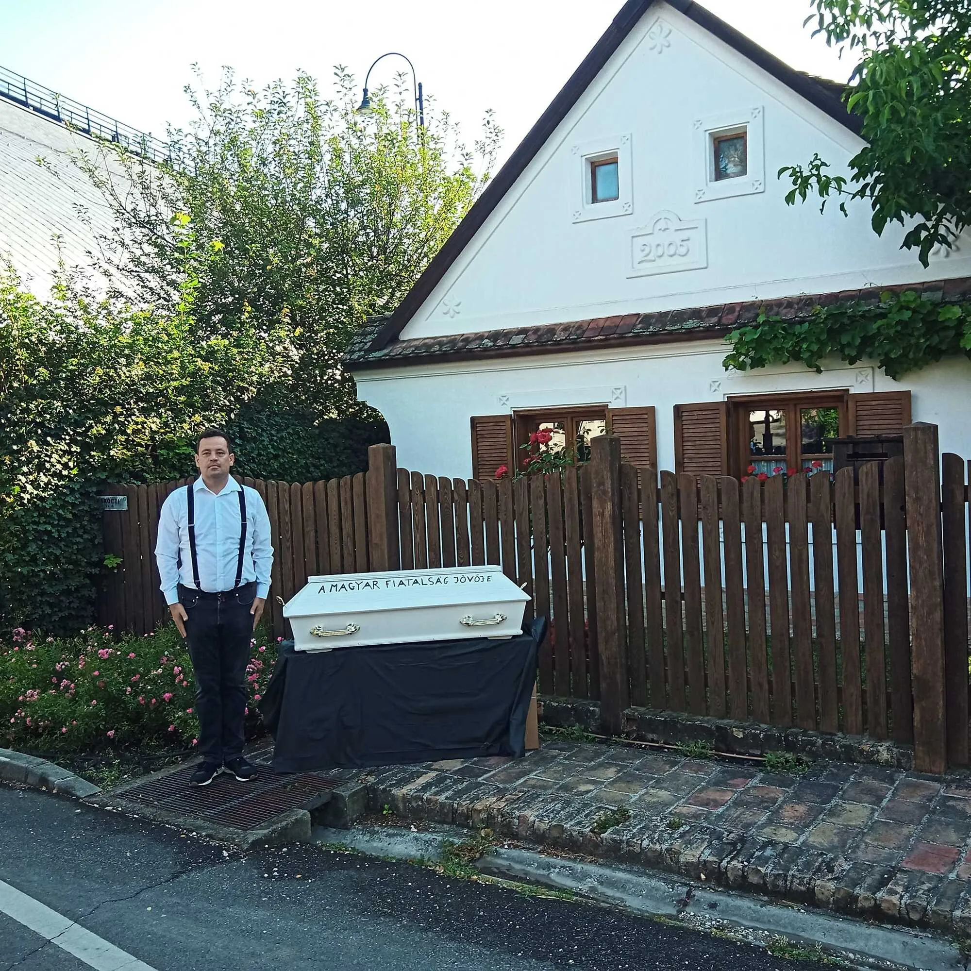 В дом Орбана принесли детский гроб с надписью