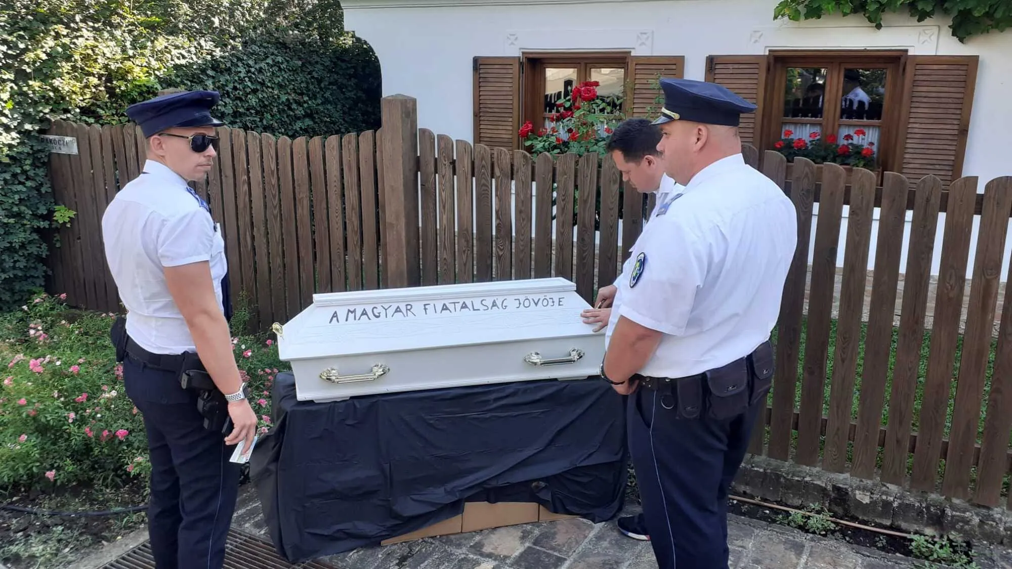 В дом Орбана принесли детский гроб с надписью