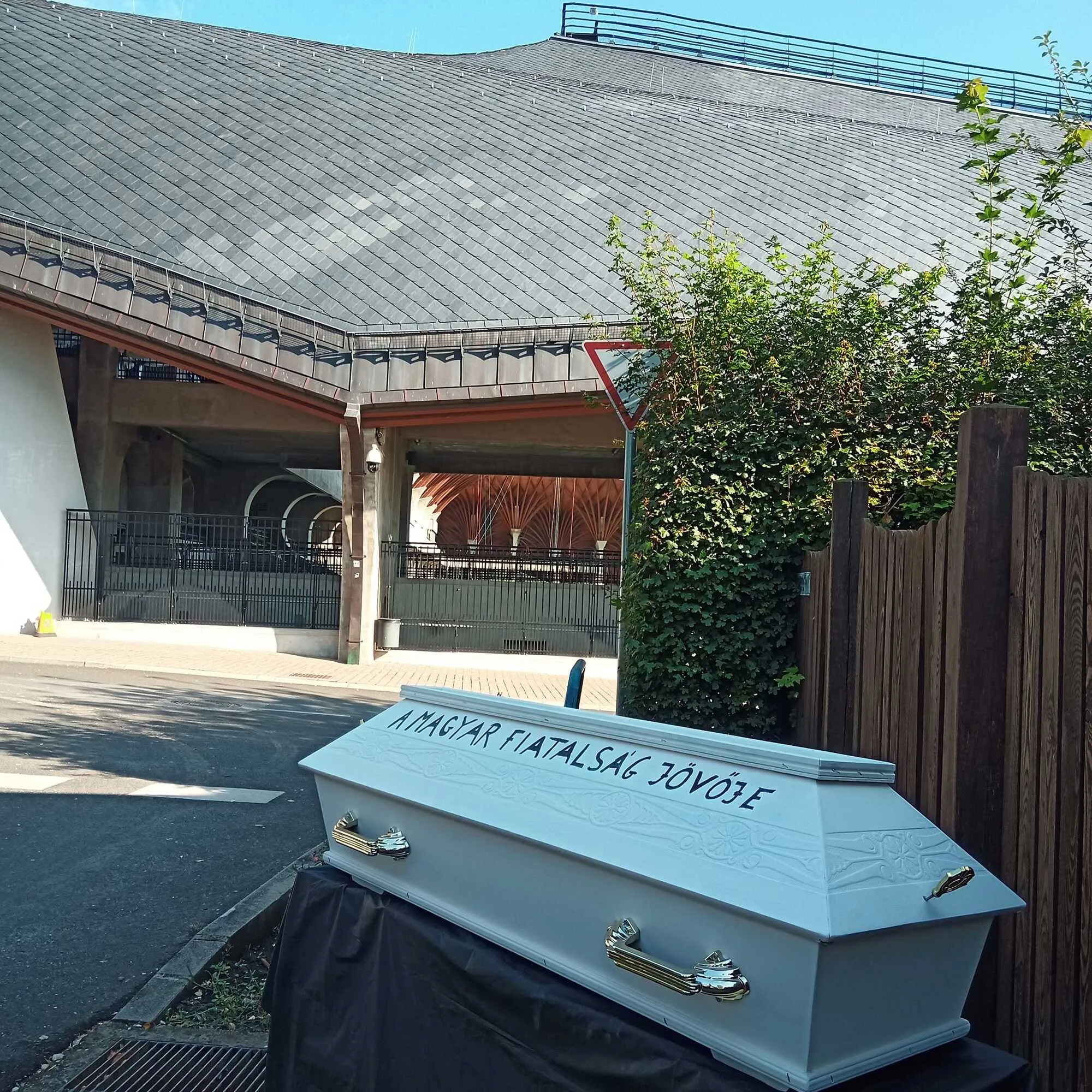 В дом Орбана принесли детский гроб с надписью