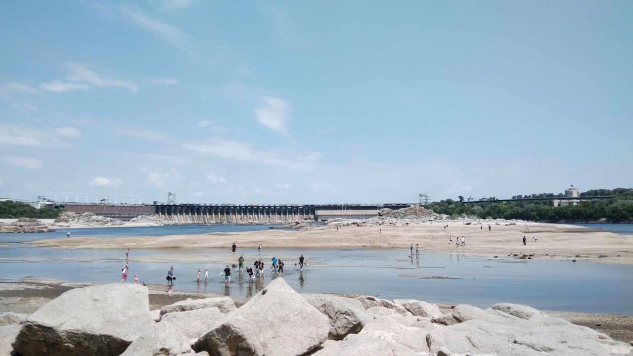 Люди переходят воду вброд