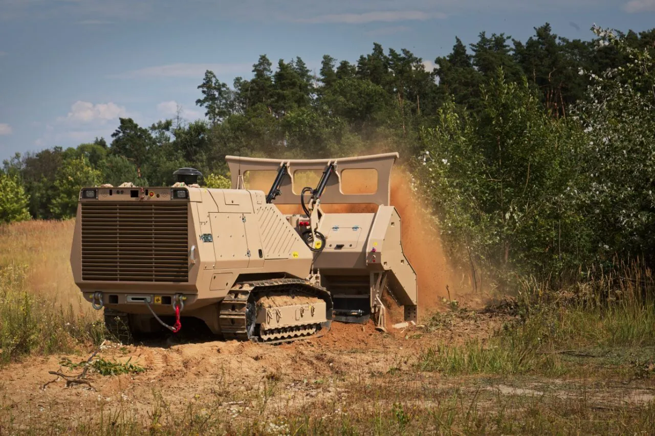 Піротехніки ДСНС розмінують територію за допомогою спеціальної швейцарської техніки GSC-200. Фото dqxikeidqxidqeant