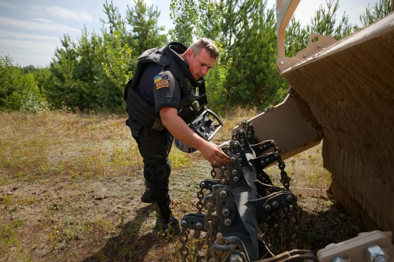 Піротехніки ДСНС розмінують територію за допомогою спеціальної швейцарської техніки GSC-200. Фото