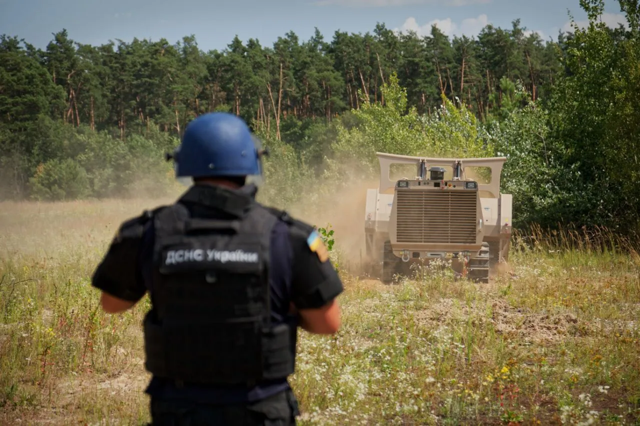 Піротехніки ДСНС розмінують територію за допомогою спеціальної швейцарської техніки GSC-200. Фото