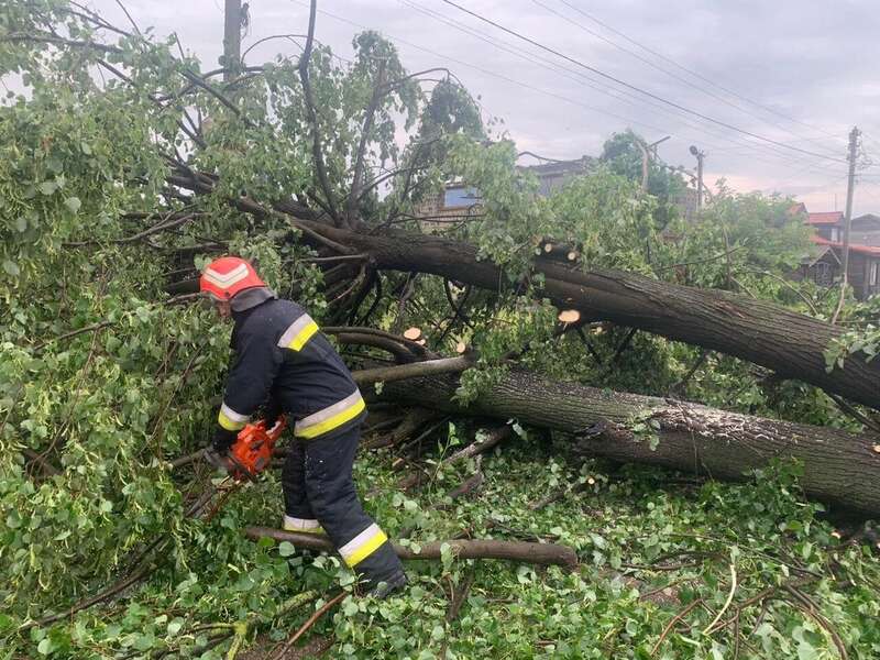 Негода накрила Прикарпаття: ураган зірвав дахи будинків та звалив дерева. Фото