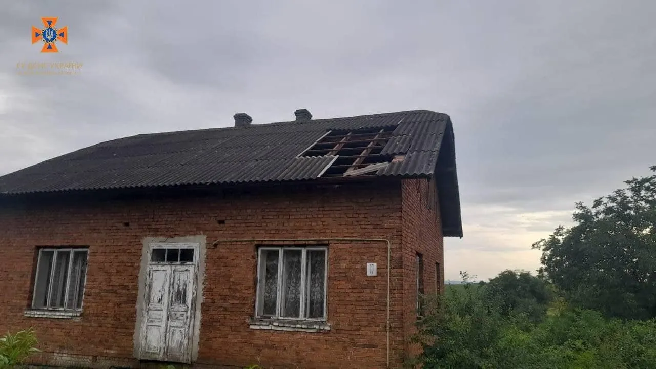 Негода накрила Прикарпаття: ураган зірвав дахи будинків та звалив дерева. Фото